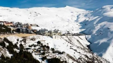 Imagen de Sierra Nevada cubierta de nieve, relacionada con investigación por estafas en alquileres v.