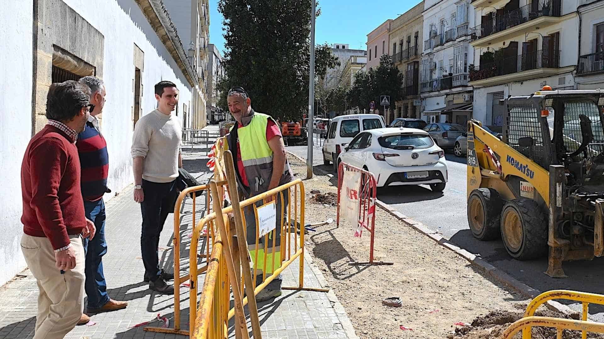 Trabajadores y técnicos supervisan las obras de renovación del acerado en la calle Porvenir.