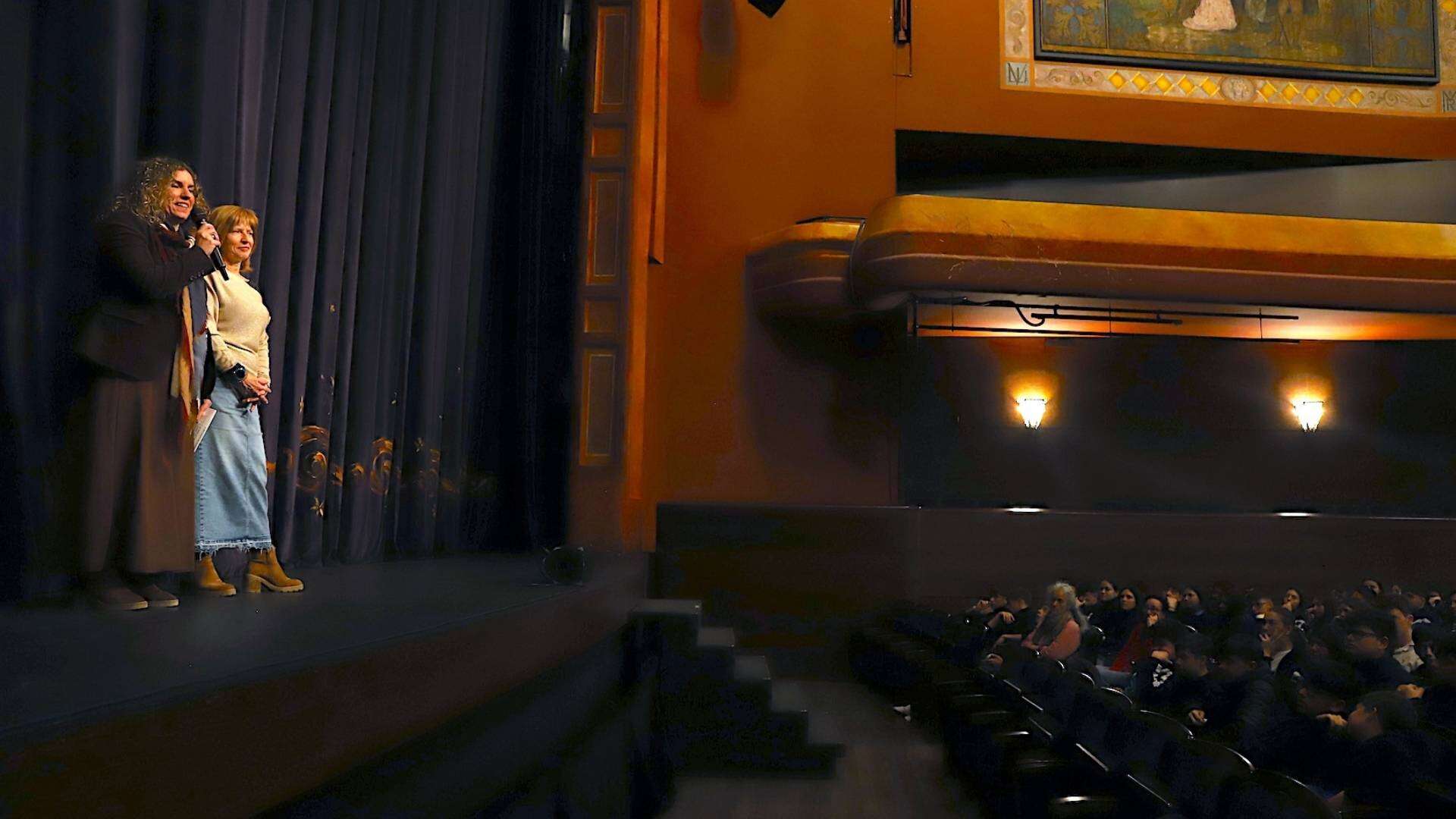 Escenario con artistas y público infantil en el Teatro Villamarta, promoviendo la igualdad en el art.