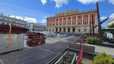 Imagen de la plaza en San Fernando con asientos y estructura en preparación para la Semana Santa.