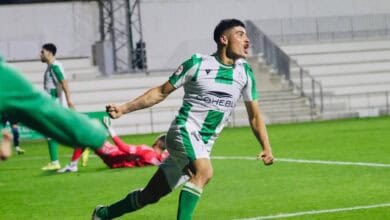 Atlético Sanluqueño y CD Eldense disputan un intenso partido en El Palmar por la permanencia y el Pl.