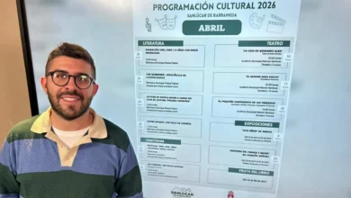 El delegado Narciso Vital presenta el cartel de la programación cultural de abril 2026 en Sanlúcar de Barrameda.