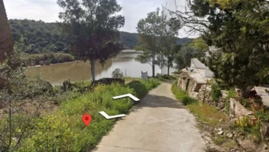 Río en El Granado, Huelva, con vegetación y camino rural cercano al puerto.