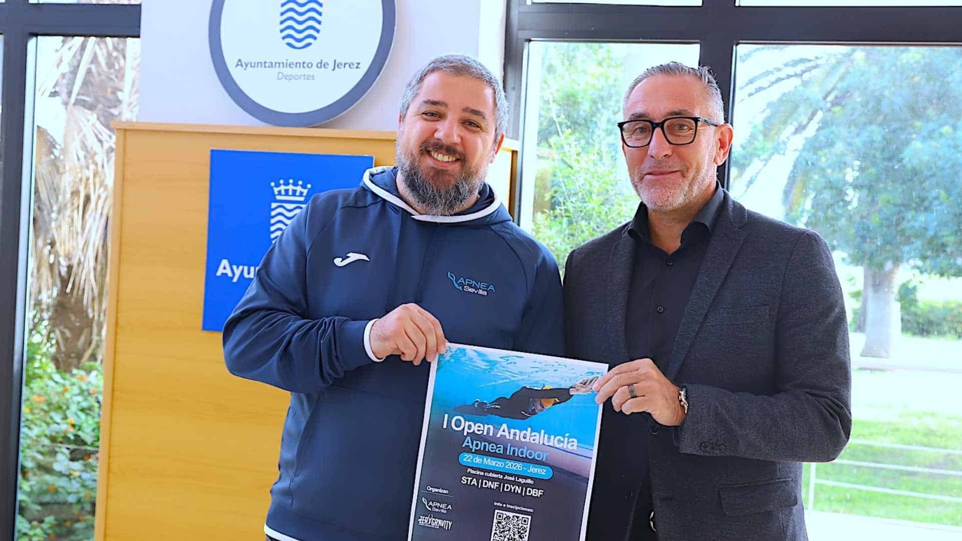 Imagen de dos hombres en evento de apnea en Jerez, con cartel del I Open Andalucía de Apnea Indoor.