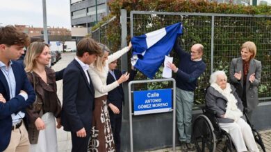 Homenaje en Jerez a Antonio Gómez Moreno con una calle en El Pelirón. Personas participan en la inau.