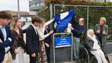 Homenaje en Jerez a Antonio Gómez Moreno con una calle en El Pelirón. Personas participan en la inau.