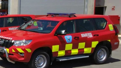 Vehículo de bomberos en Granada durante la emergencia por incendio en un bazar oriental. Respuesta r.