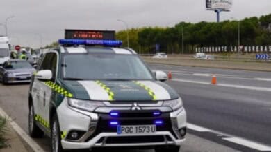 Vehículo de la Guardia Civil durante el operativo contra un punto de venta de drogas en Chiclana.