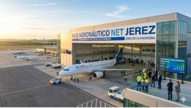 Aeronaves en el Hub Aeronáutico de Jerez con personal y vehículos de apoyo.