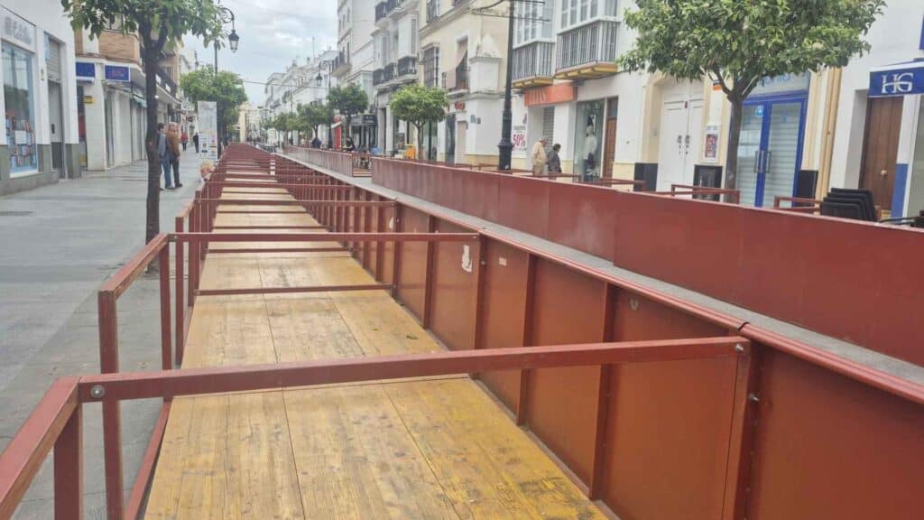 Vista en perspectiva de los palcos de madera instalados en la Calzada del Ejército de Sanlúcar de Barrameda para la Semana Santa.