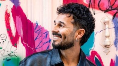 Antoñito Molina, artista destacado, en un momento de su actuación en Viña del Mar, con un fondo colo.