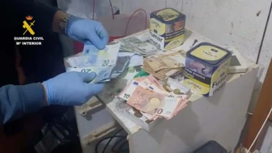 Dinero y drogas incautados por la Guardia Civil en un operativo en Alcalá de los Gazules.