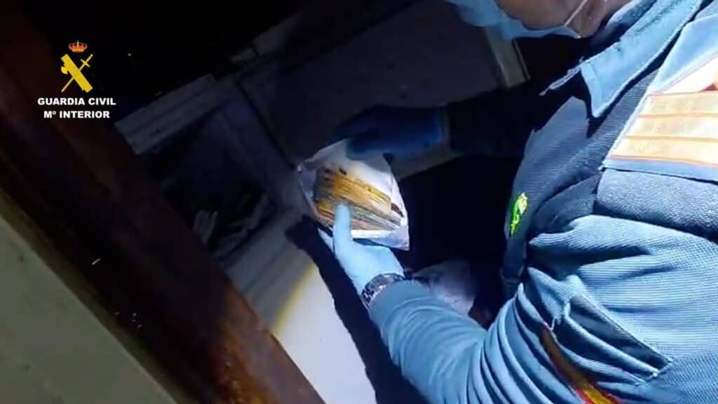 Agente de la Guardia Civil inspecciona evidencia en operativo antidrogas en Alcalá de los Gazules.