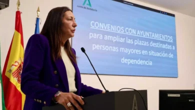 Imagen de una mujer en una rueda de prensa sobre nuevas plazas para mayores en Córdoba.