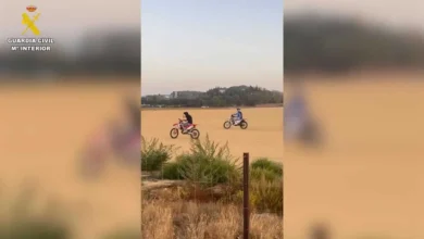 Motoristas realizando caballitos y maniobras temerarias en una explanada de tierra durante una concentración ilegal en Jerez de la Frontera.