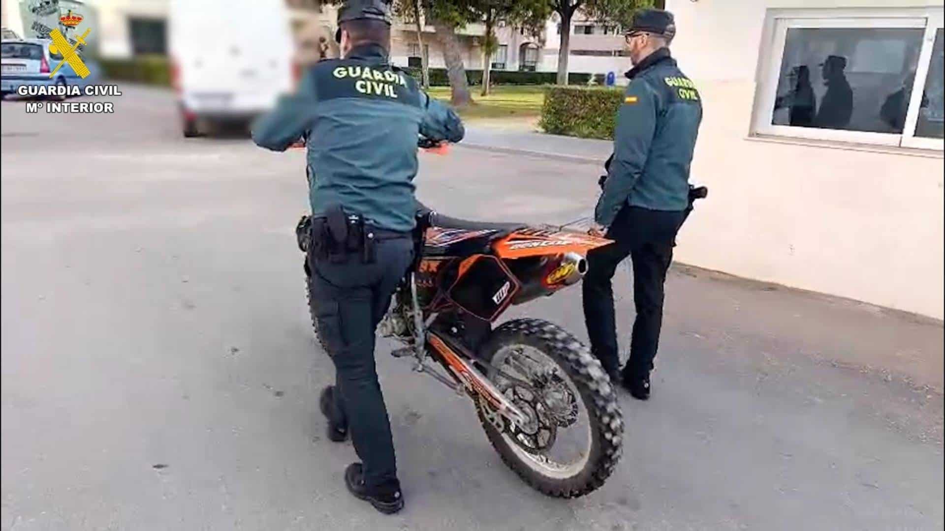 Agentes de la Guardia Civil intervienen una de las motocicletas utilizadas en las carreras ilegales de Jerez de la Frontera.