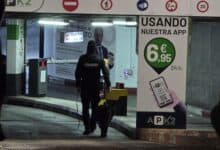 Persona en control de acceso en parking de Jerez.