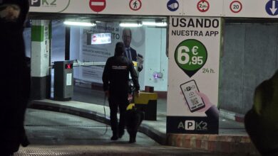 Persona en control de acceso en parking de Jerez.