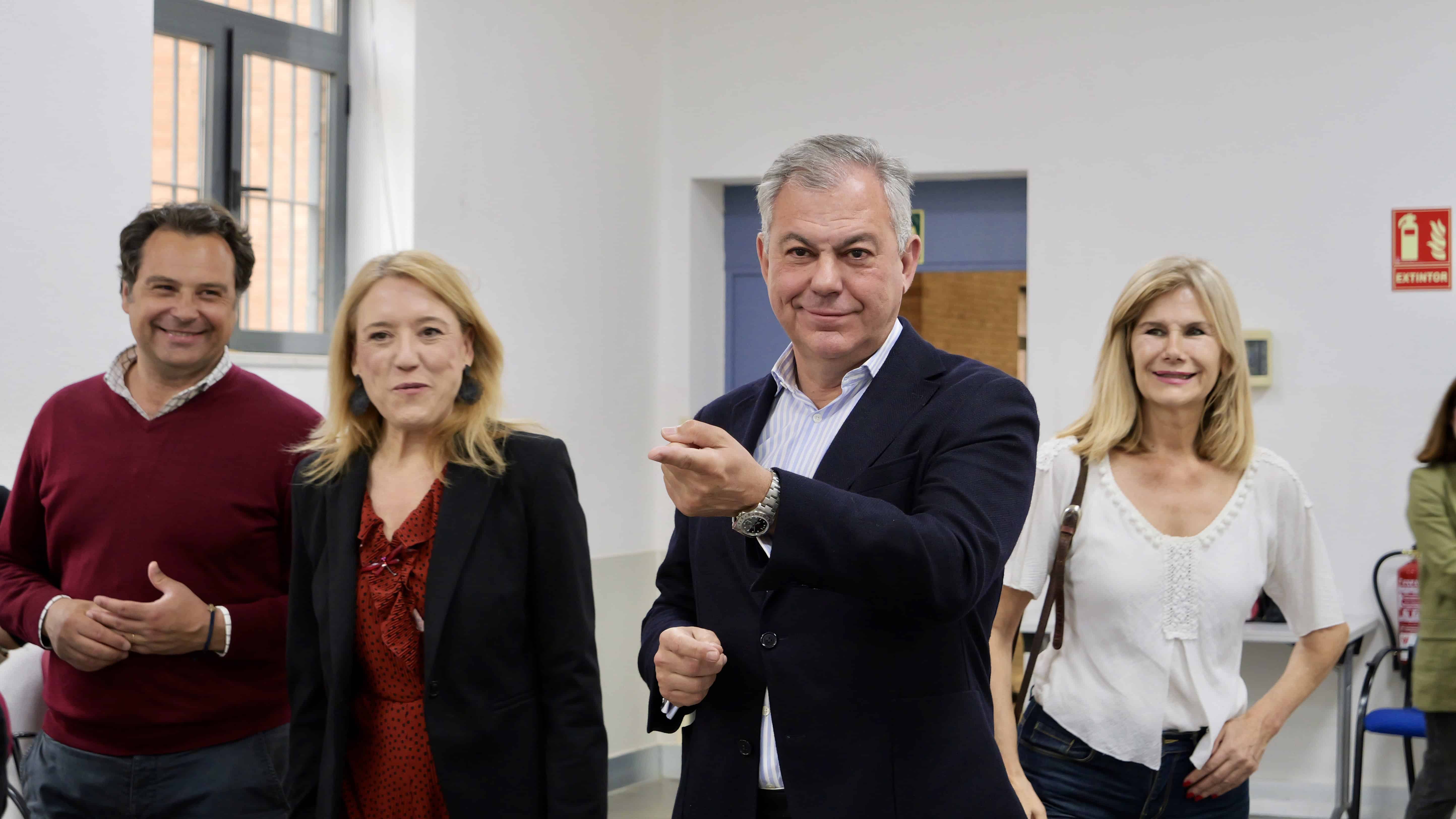 El alcalde de Sevilla, José Luis Sanz, en visita a talleres socioculturales en la sede del Hogar Vir.