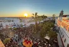 Procesión de Semana Santa en la renovada Plaza de la Paz de Sanlúcar de Barrameda durante el atardecer de 2026.
