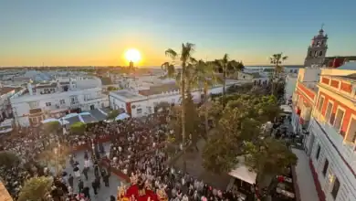 Procesión de Semana Santa en la renovada Plaza de la Paz de Sanlúcar de Barrameda durante el atardecer de 2026.