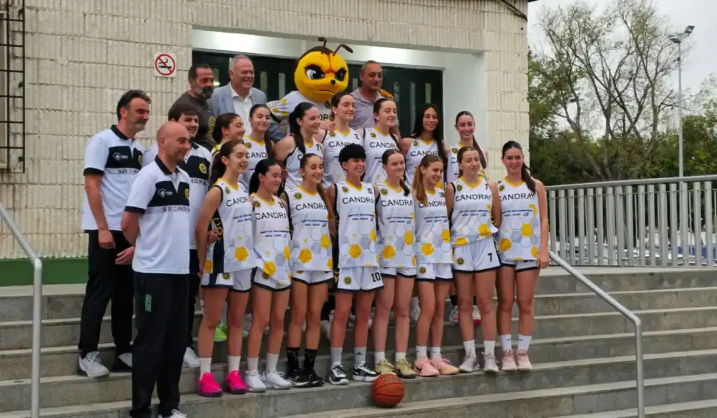 Equipo femenino del Club Baloncesto Candray posando en las escaleras del pabellón junto a entrenadores y la mascota del club.