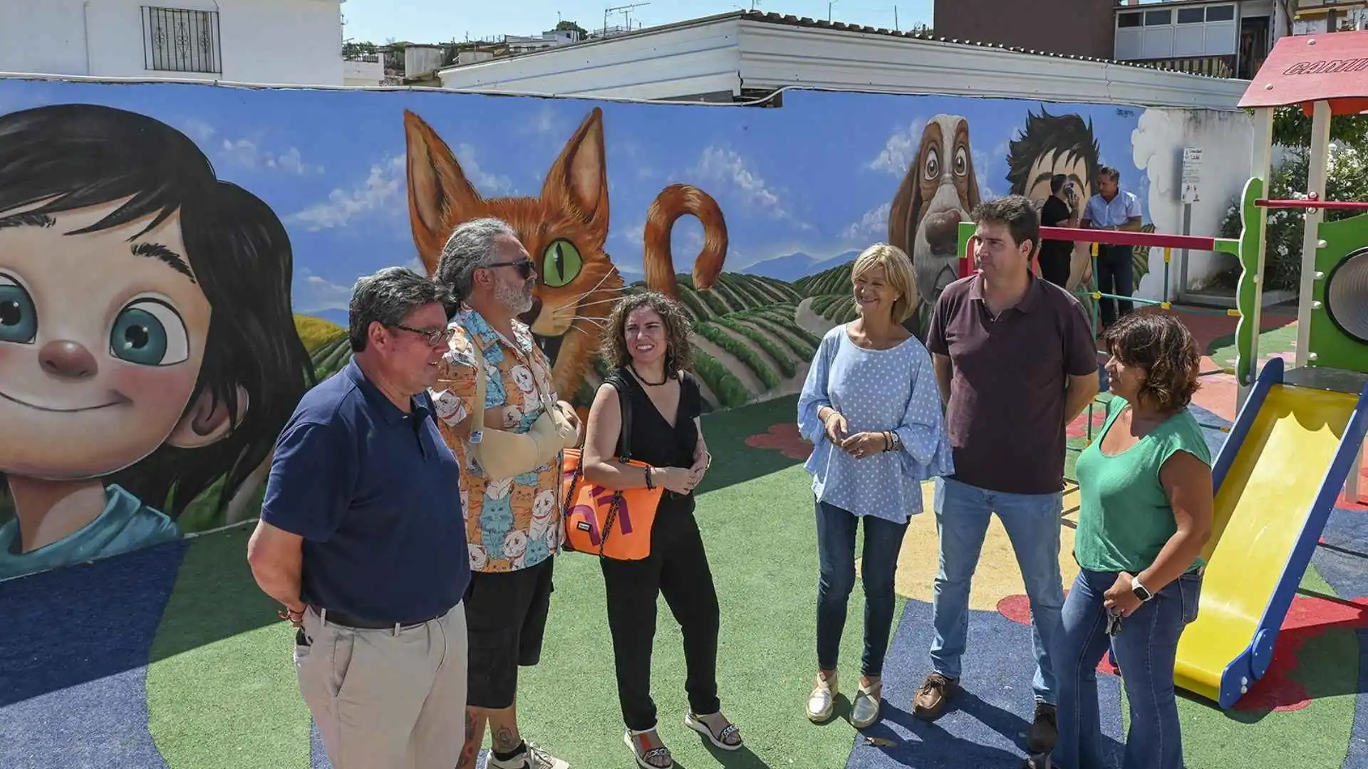 Presentación de la actividad de Arte Mural en Jerez con representantes municipales y el artista Alejandro Tardío.