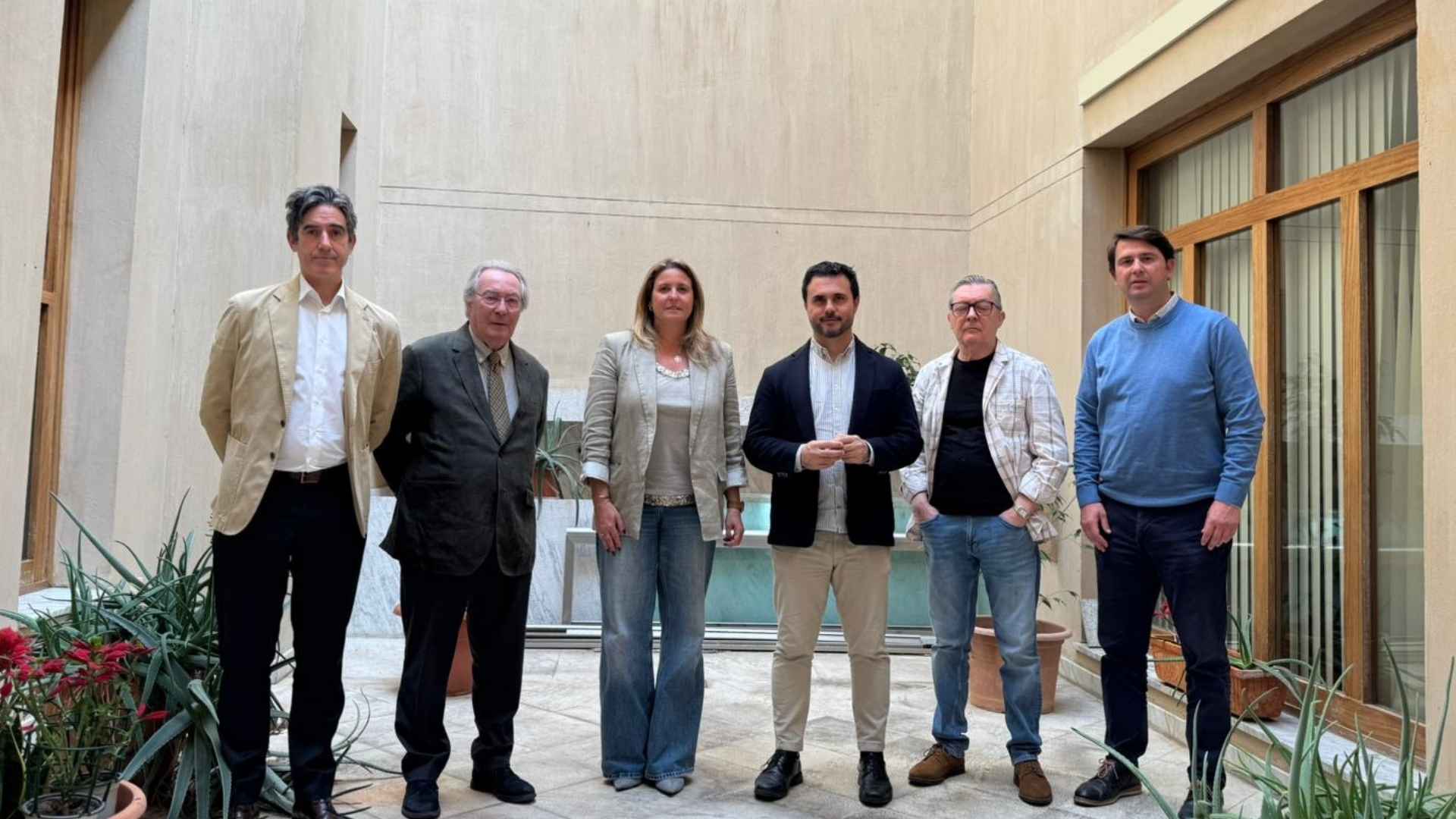 Jorge Fernández Gonzalo con el jurado del XVI Premio Iberoamericano de Poesía Hermanos Machado en Sevilla.