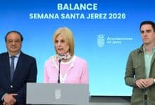 La alcaldesa de Jerez, María José García-Pelayo, junto a Jaime Espinar y Francisco Zurita en el balance de la Semana Santa 2026 y datos del paro de marzo.