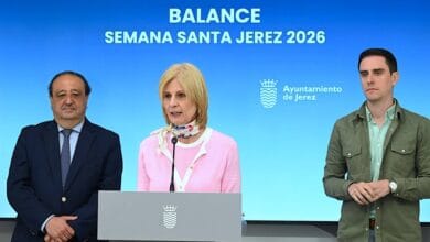 La alcaldesa de Jerez, María José García-Pelayo, junto a Jaime Espinar y Francisco Zurita en el balance de la Semana Santa 2026 y datos del paro de marzo.