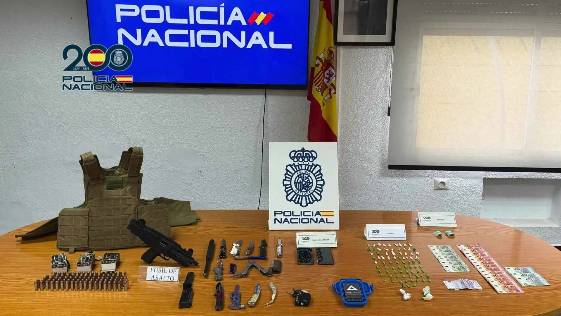 Droga y armas incautadas a un clan familiar de tráfico de cocaína en La Línea de la Concepción por la Policía Nacional.