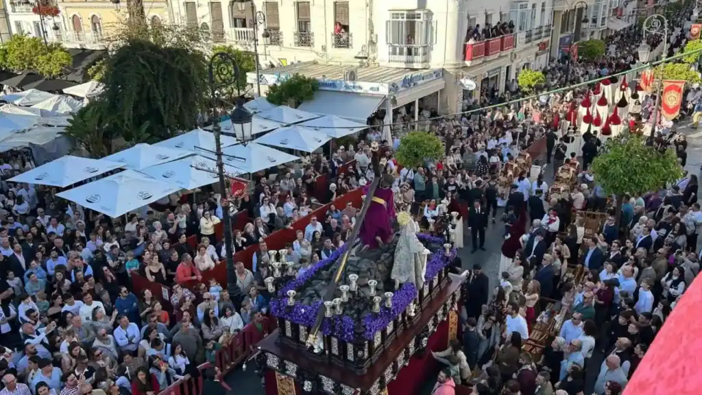 Multitud de personas presenciando una procesión de Semana Santa en la Carrera Oficial de Sanlúcar de Barrameda en 2026.