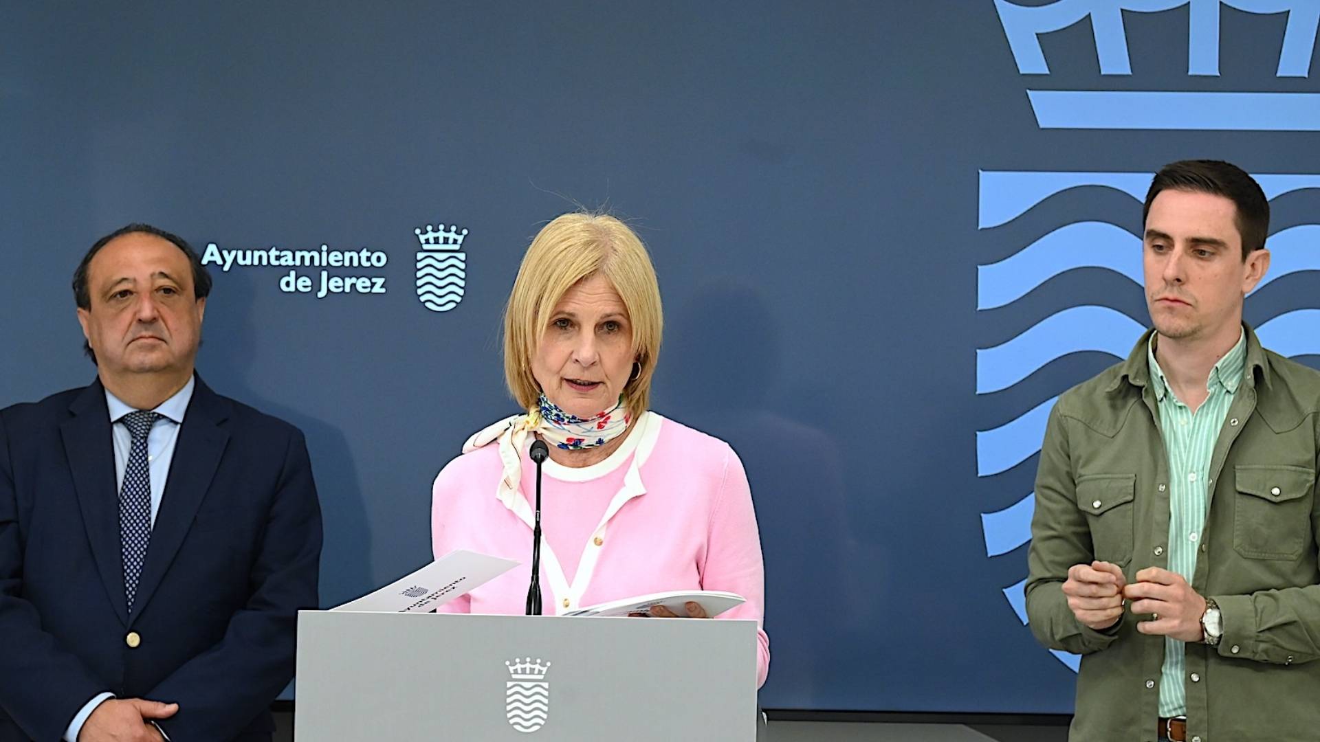 La alcaldesa de Jerez, María José García-Pelayo, durante la rueda de prensa sobre la adjudicación de obras en la calle Larga y el Pabellón Kiko Narváez.