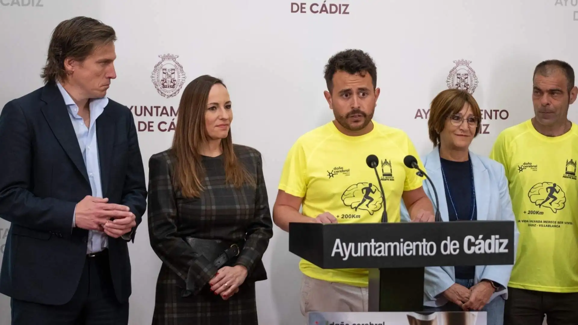 Presentación del Reto solidario Rubén Puerto en el Ayuntamiento de Cádiz junto a representantes de Adacca Cádiz.