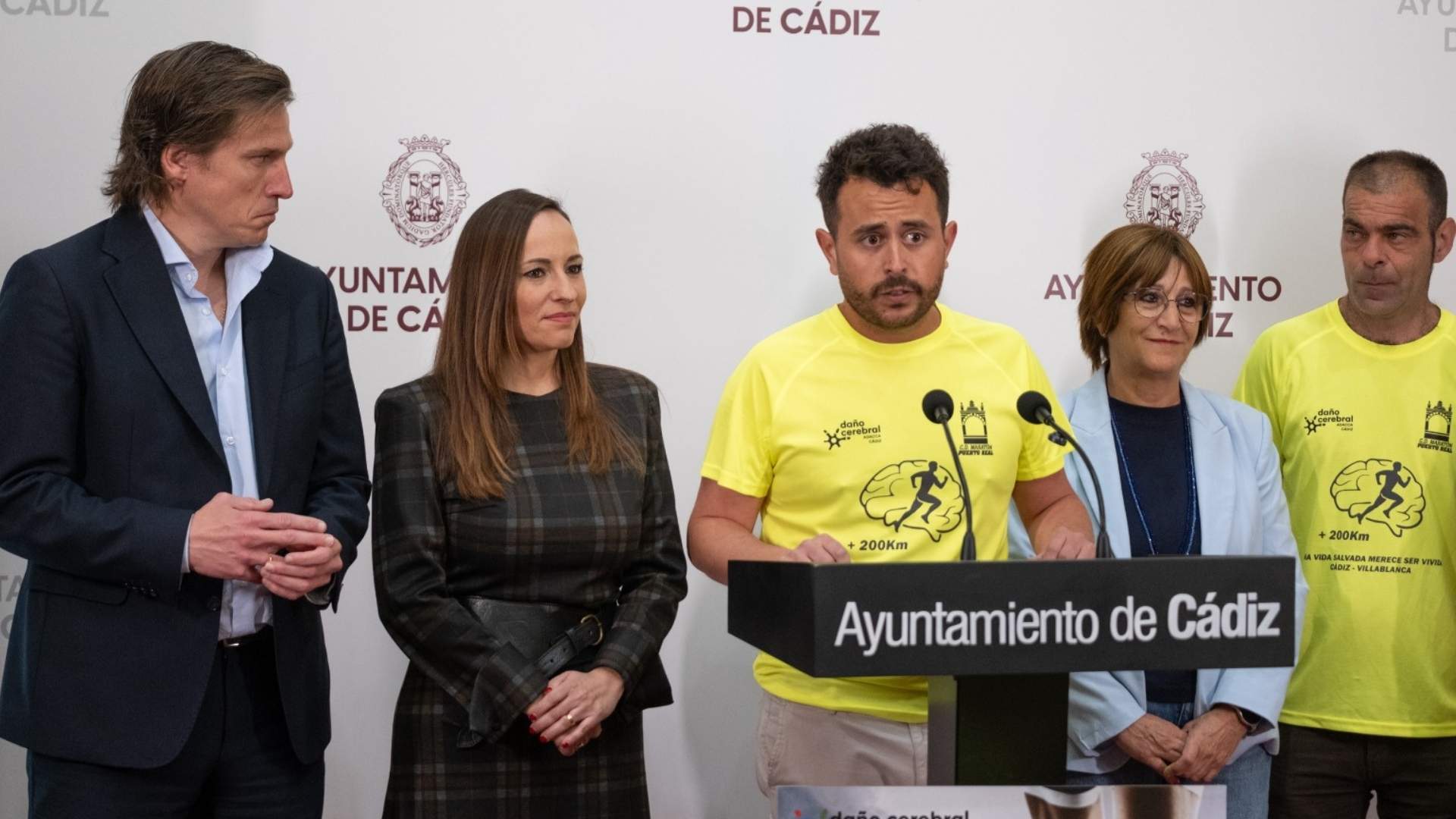 Presentación del Reto solidario Rubén Puerto en el Ayuntamiento de Cádiz junto a representantes de Adacca Cádiz.