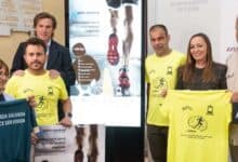 Rubén Puerto y representantes de Adacca Cádiz posan con las camisetas oficiales del reto solidario por el Daño Cerebral Adquirido.