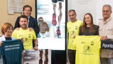 Rubén Puerto y representantes de Adacca Cádiz posan con las camisetas oficiales del reto solidario por el Daño Cerebral Adquirido.