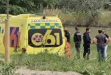 Ambulancia del 061 y agentes de la Policía Nacional en la zona del Puente de la Cartuja durante el operativo de localización en el río.