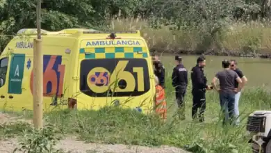 Ambulancia del 061 y agentes de la Policía Nacional en la zona del Puente de la Cartuja durante el operativo de localización en el río.