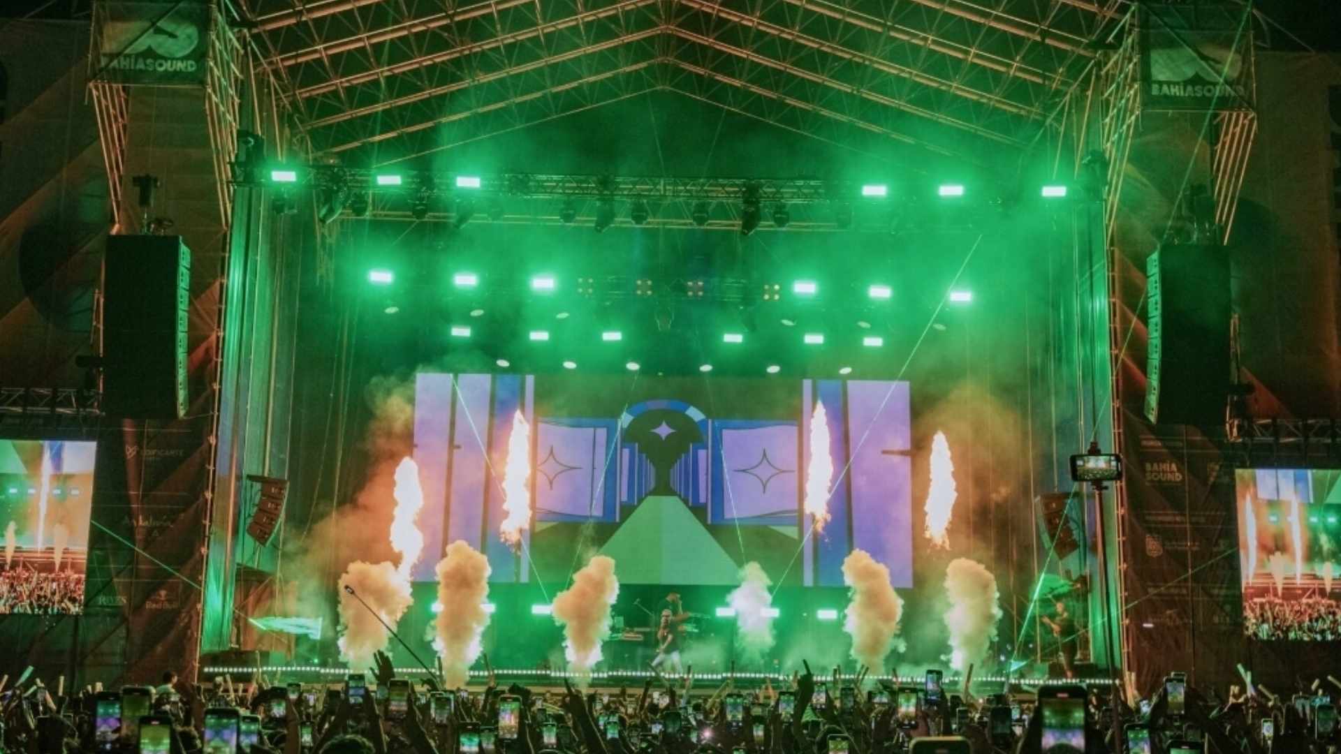 Escenario principal de Bahía Sound en San Fernando durante un concierto nocturno con efectos de fuego y luces verdes.