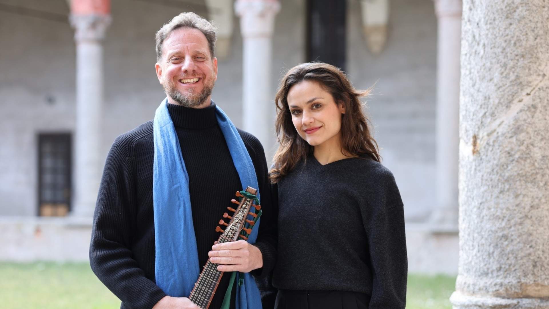 Ariel Abramovich con vihuela y la soprano Inés Alonso para el XIII Ciclo de Música Antigua de Jerez.