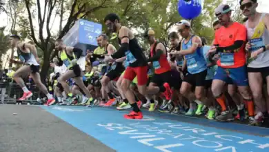 Cartel oficial del Zurich Maratón de Sevilla 2027 con información sobre la apertura de inscripciones el 9 de abril.