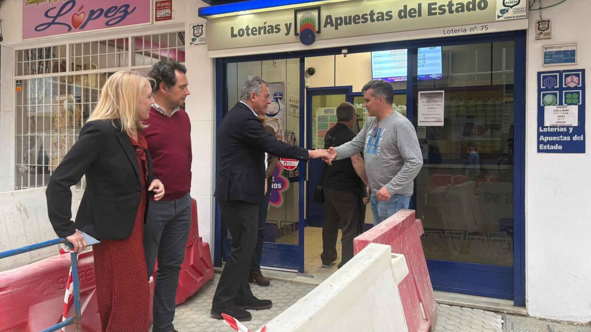 El alcalde José Luis Sanz supervisa las obras de mejora y accesibilidad en el barrio de la Carrasca, Distrito Macarena.