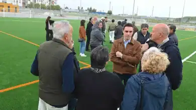 Campo de fútbol de San Telmo renovado con nuevo césped artificial y presencia de autoridades municipales.