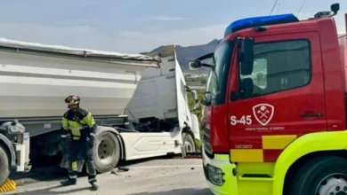 Accidente de tráfico en la A-357 en Pizarra entre un camión y una furgoneta con intervención de bomberos.
