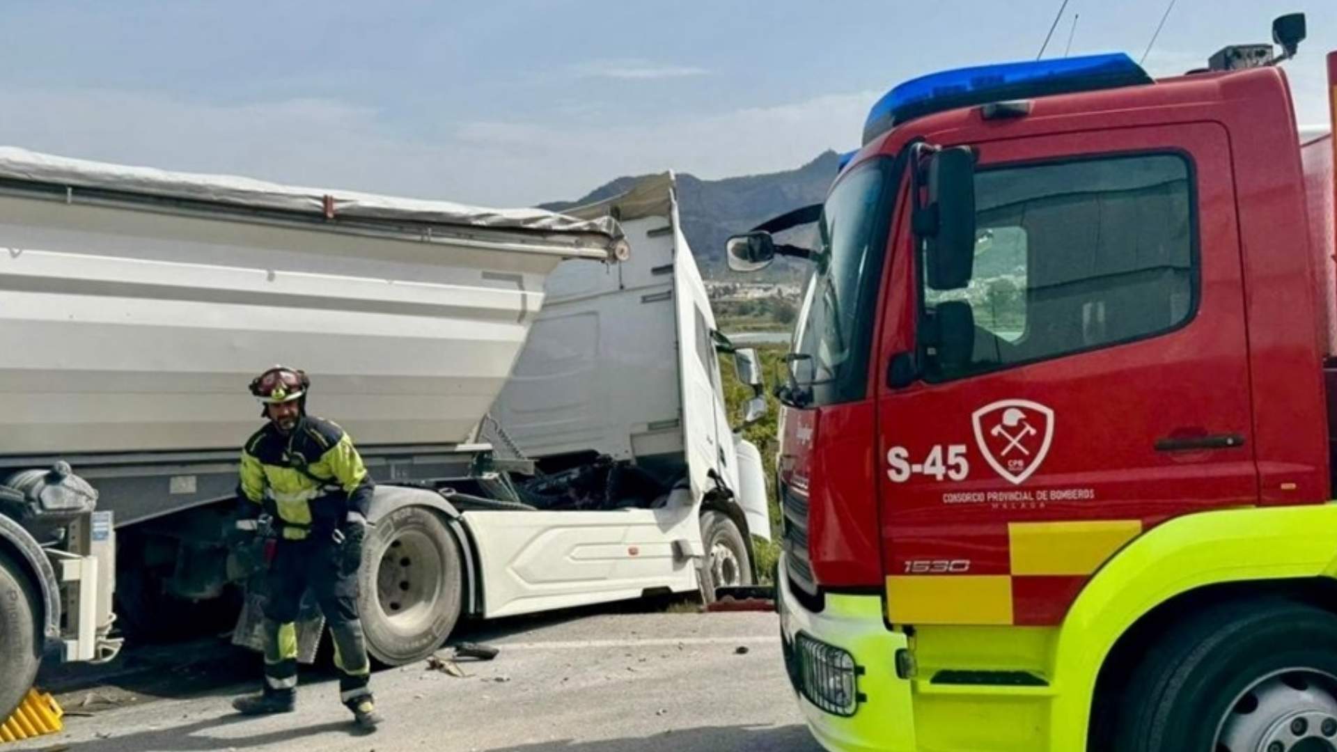 Accidente de tráfico en la A-357 en Pizarra entre un camión y una furgoneta con intervención de bomberos.