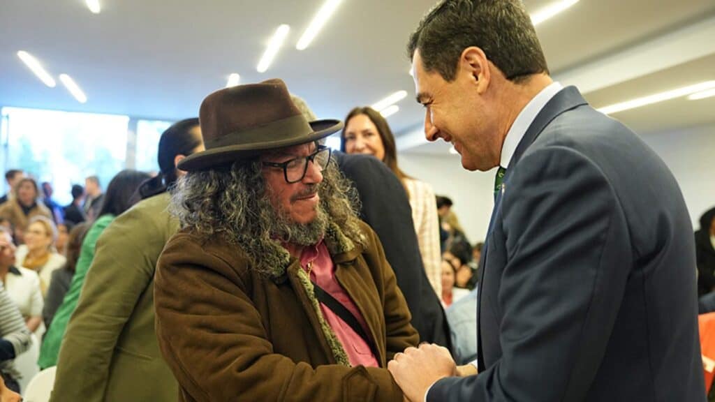 Juanma Moreno saluda a un representante de la comunidad gitana durante el Día Internacional del Pueblo Gitano Andalucía.