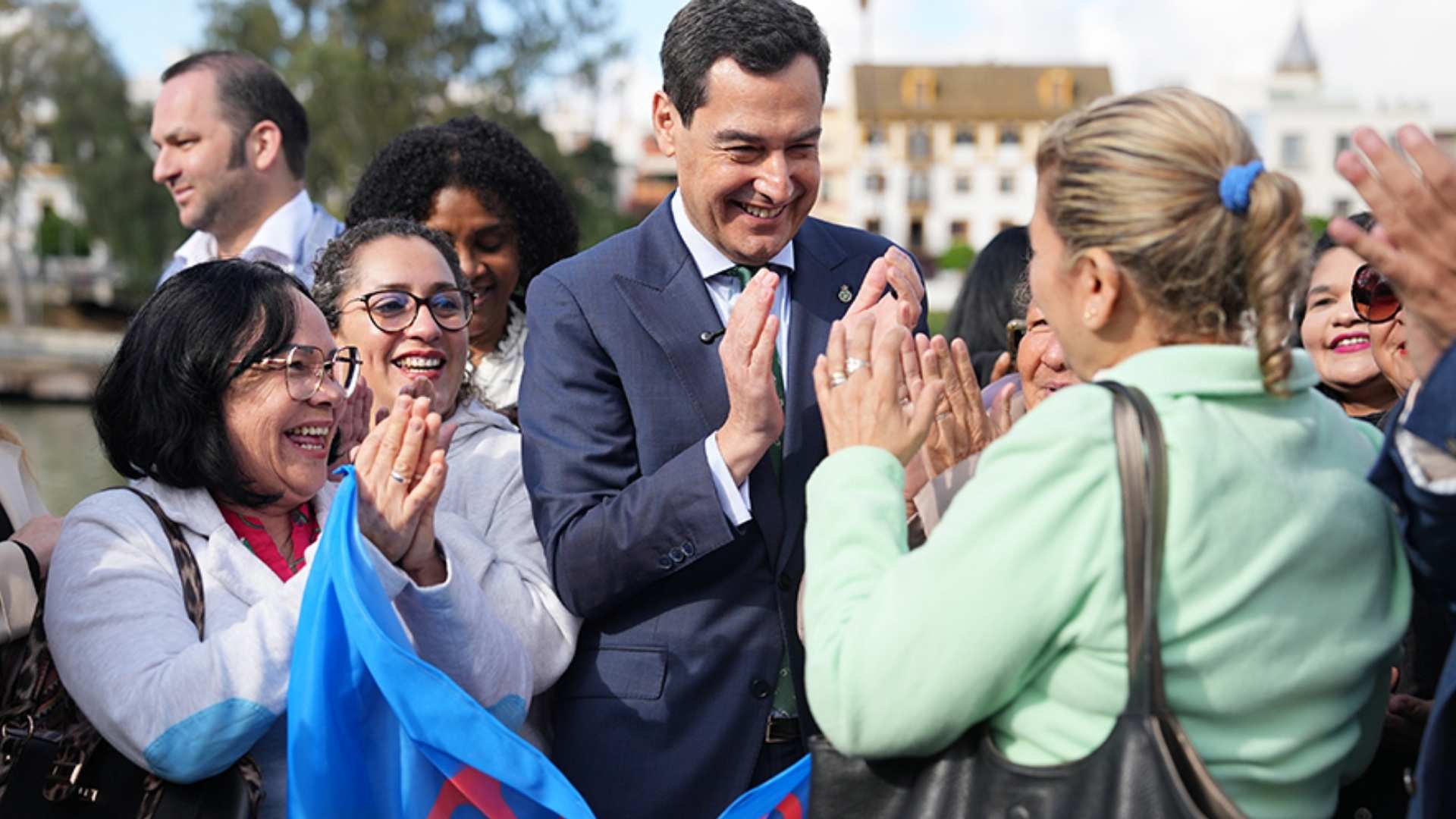 Juanma Moreno aplaudiendo junto a mujeres de la comunidad gitana en el Día Internacional del Pueblo Gitano Andalucía.