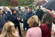 Carmen Álvarez con vecinos de Pino Alto para el proyecto Parque Mirador de Doñana