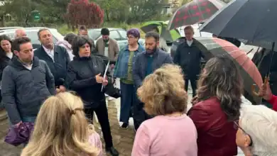 Carmen Álvarez con vecinos de Pino Alto para el proyecto Parque Mirador de Doñana